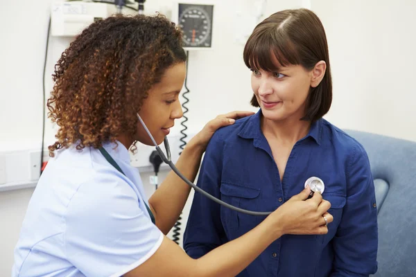 Sjuksköterska undersökande kvinnlig Patient — Stockfoto