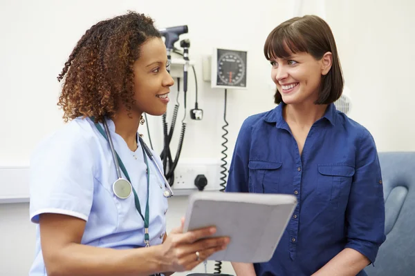 Sjuksköterskan visar patienten testresultat — Stockfoto