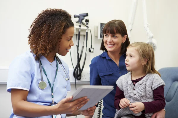 Termin für Mutter und Tochter mit Krankenschwester — Stockfoto