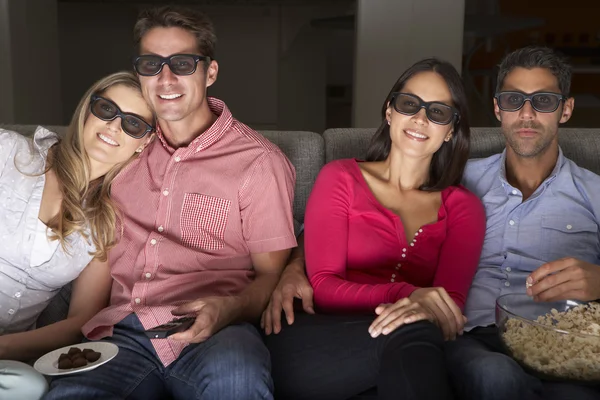 Amigos assistindo TV vestindo óculos 3-D Imagem De Stock