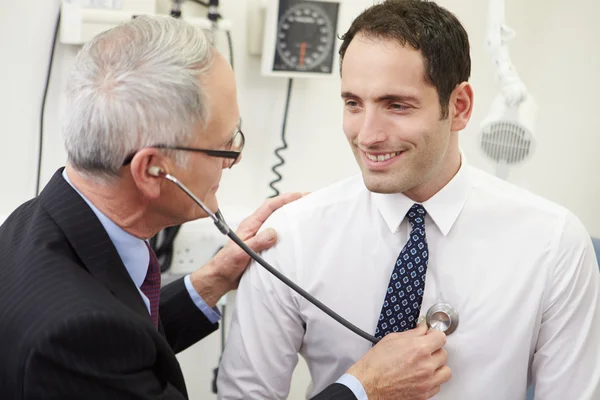 Doktor měřící pacientův krevní tlak — Stock fotografie