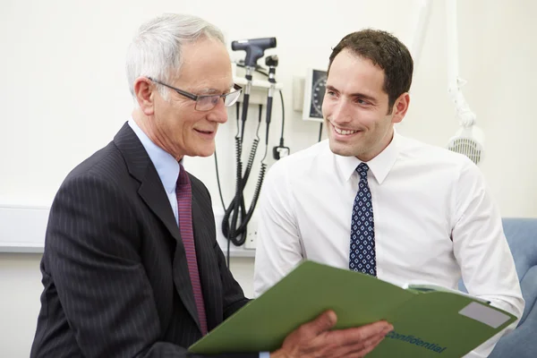 Consultant testresultaten met patiënt bespreken — Stockfoto