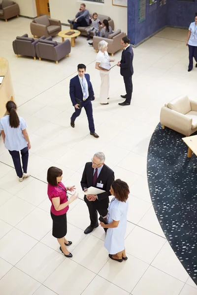 Belebter Krankenhausempfang — Stockfoto