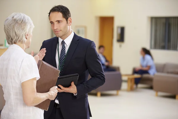 Konsulter diskutera patientens anteckningar — Stockfoto