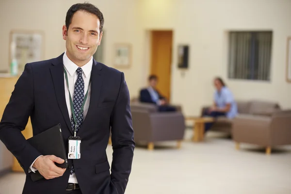 Consultor masculino en recepción hospitalaria — Foto de Stock