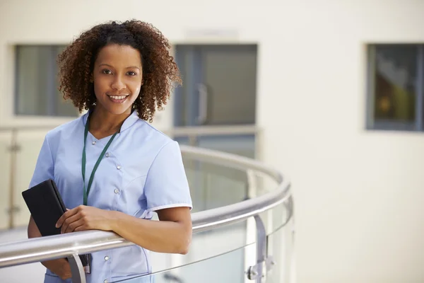 Infirmière Poser à l'hôpital — Photo