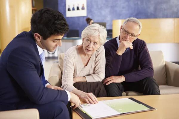 Senior paar ontmoeting met Consultant — Stockfoto