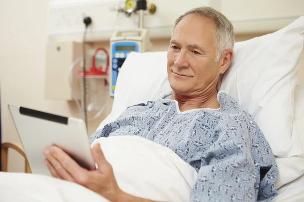 Paciente usando tableta digital en la cama — Foto de Stock
