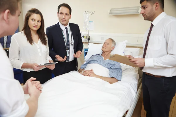 Personale medico in piedi accanto al letto del paziente — Foto Stock