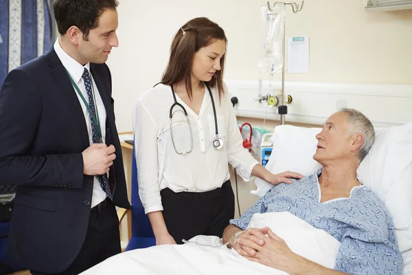 Personale medico in piedi accanto al letto del paziente — Foto Stock