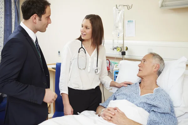 Medisch personeel Senior patiënt onderzoeken — Stockfoto