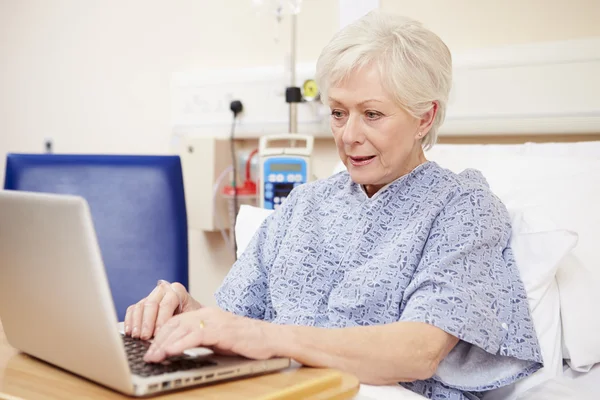 Starší pacient pomocí přenosného počítače v nemocnici — Stock fotografie