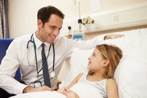 Médico sentado junto a la cama de una chica en el hospital — Foto de Stock