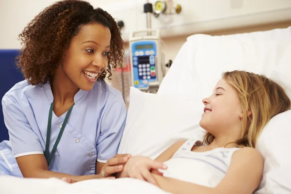 Infirmière assise près du lit d'une fille à l'hôpital — Photo