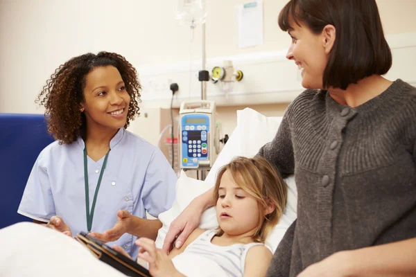 Enfermera hablando con madre e hija en el hospital —  Fotos de Stock