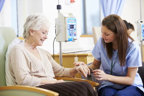 Senior kvinna som genomgår kemoterapi med sjuksköterska — Stockfoto