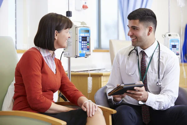 Mujer recibiendo quimioterapia con médico — Foto de Stock