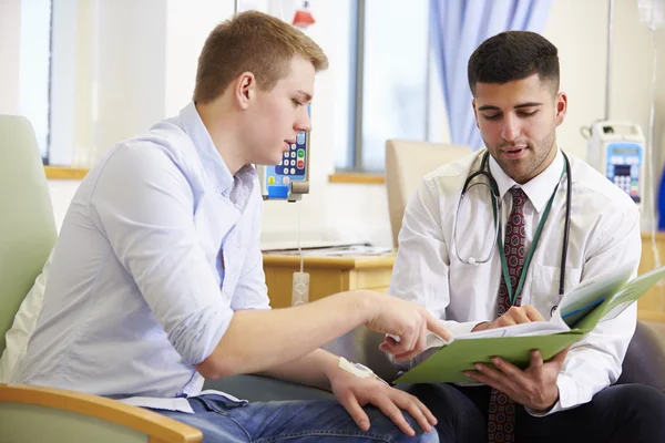 Homme ayant une chimiothérapie avec le médecin — Photo