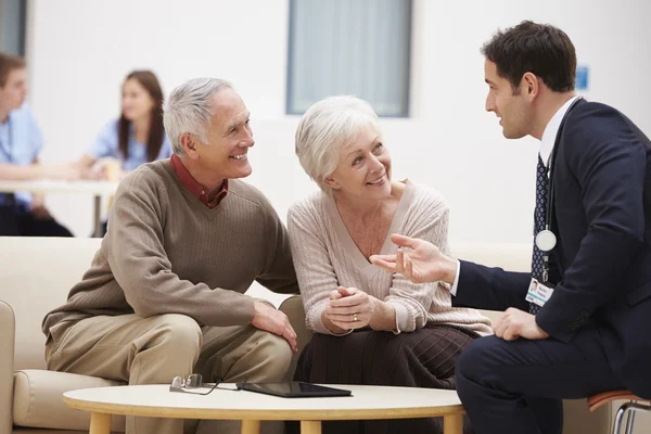 Senior paar met arts in het ziekenhuis — Stockfoto