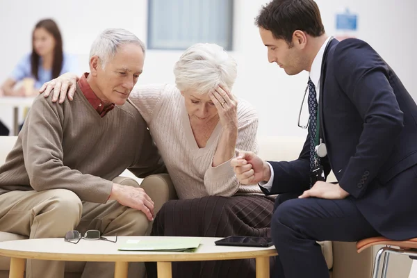 Pareja mayor con médico en el hospital — Foto de Stock