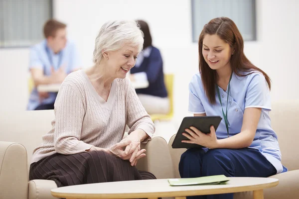 Seniorin mit Krankenschwester im Krankenhaus — Stockfoto