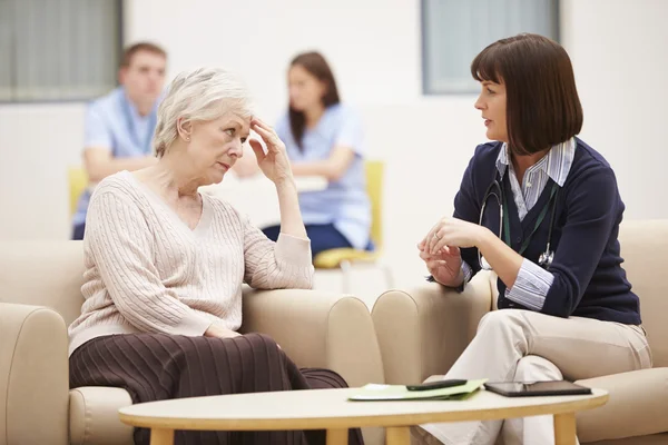 Femme âgée avec médecin à l'hôpital — Photo