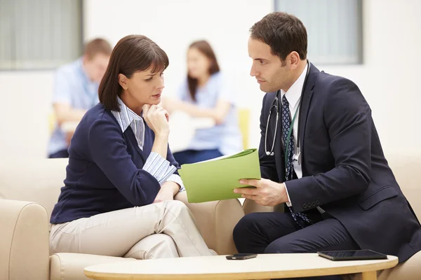 Vrouw bespreken testresultaten met arts — Stockfoto