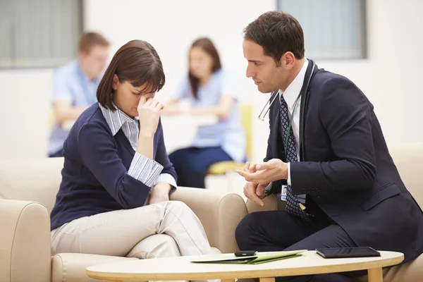 Mujer discutiendo los resultados de la prueba con el médico — Foto de Stock