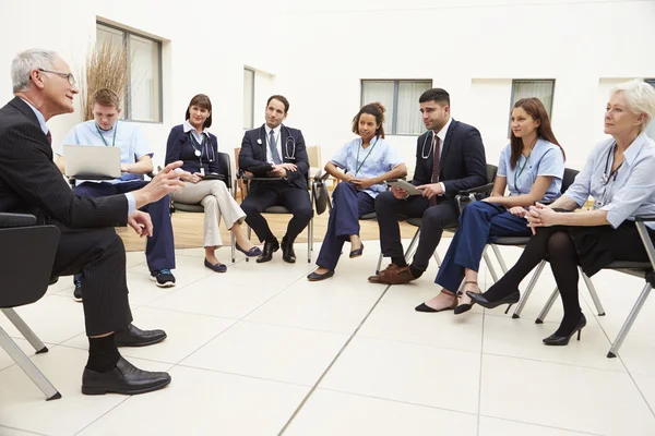 Miembros del personal médico se reúnen juntos — Foto de Stock