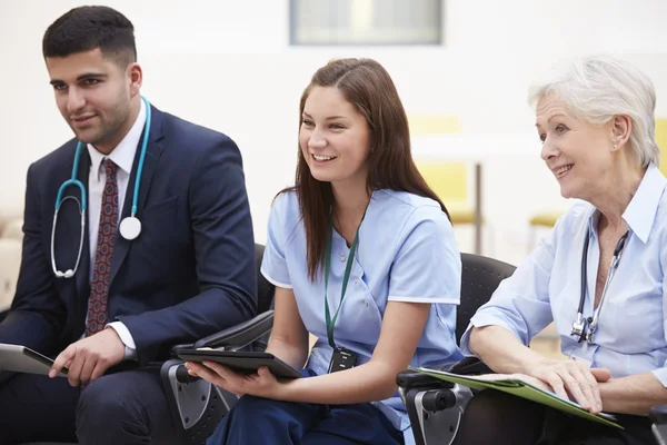 Membros da equipe médica em reunião juntos — Fotografia de Stock