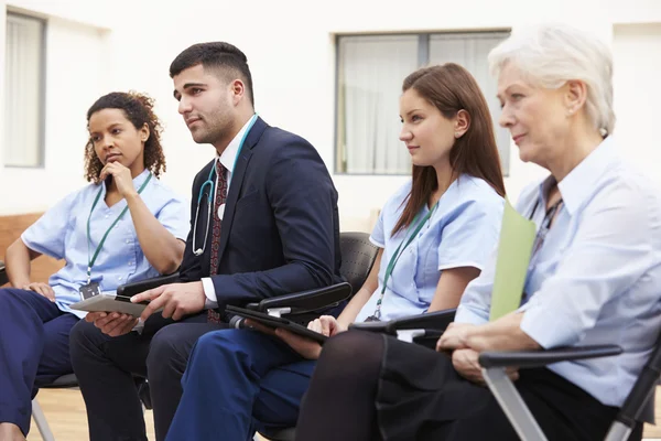 Leden van medisch personeel In vergadering samen — Stockfoto