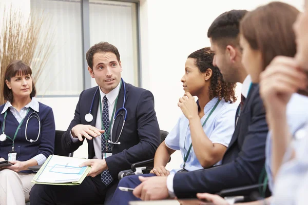 Membros da equipe médica em reunião juntos — Fotografia de Stock