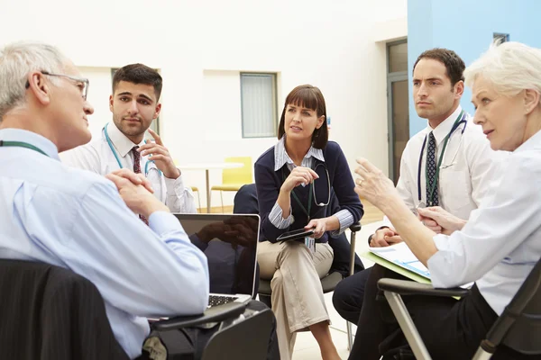 Beratergruppe während eines Treffens im Krankenhaus — Stockfoto