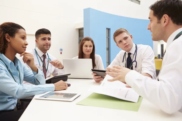 Grupo de consultores durante reunião no hospital — Fotografia de Stock