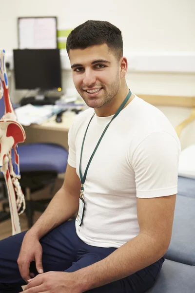 Physiotherapeut im Krankenhaus — Stockfoto