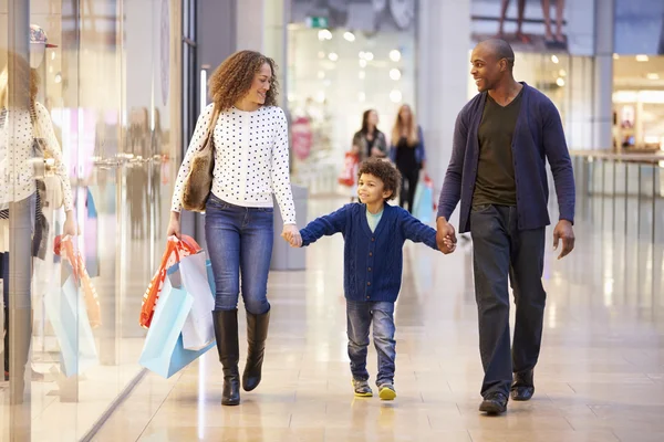 Bambino in viaggio al centro commerciale con i genitori — Foto Stock