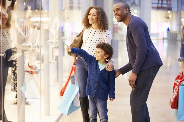 Criança em viagem para shopping center com pais — Fotografia de Stock