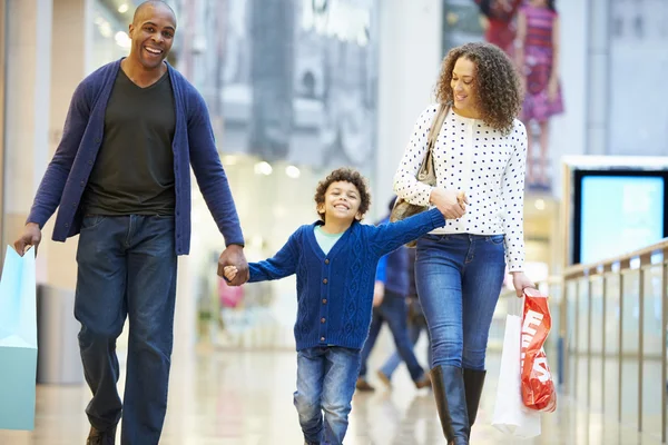 Ребенок в поездке в торговый центр с родителями — стоковое фото