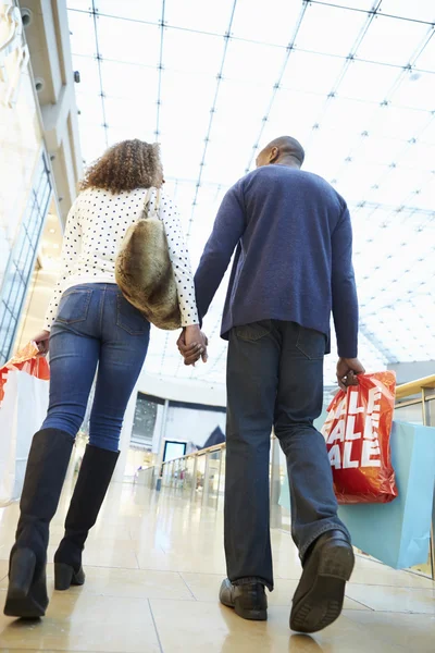 Casal sacos de transporte no shopping — Fotografia de Stock