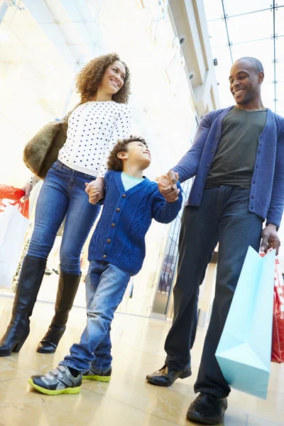 Niño en viaje al centro comercial con sus padres — Foto de Stock