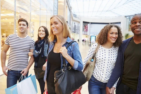 Compras de amigos en el centro comercial juntos — Foto de Stock