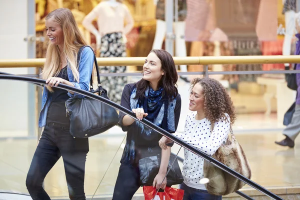 Tre amici che fanno shopping insieme nel centro commerciale — Foto Stock