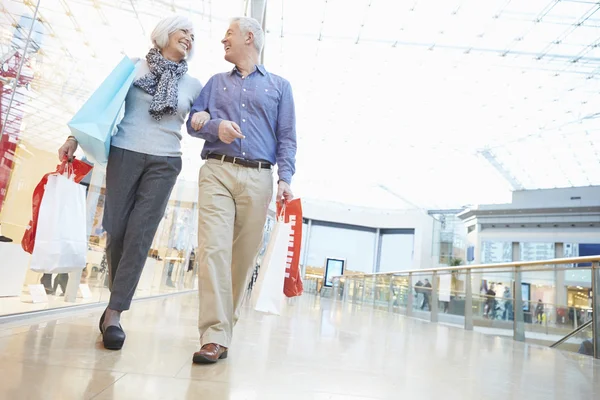 Heureux couple âgé dans le centre commercial — Photo