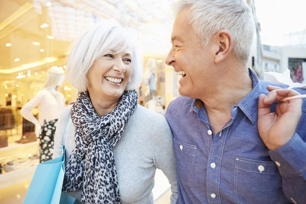 Счастливая старшая пара в торговом центре — стоковое фото