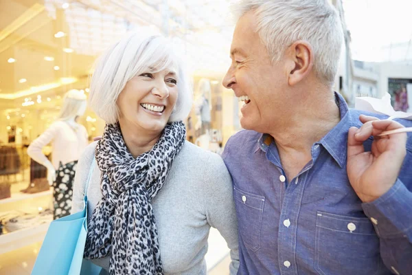 Felice coppia anziana nel centro commerciale — Foto Stock