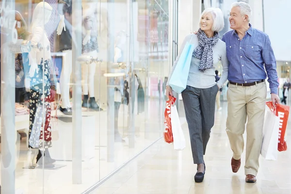 Lyckliga Senior paret i köpcentrum — Stockfoto