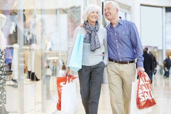 Šťastný pár Senior v nákupní centrum — Stock fotografie