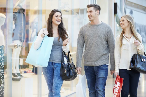 Freunde shoppen gemeinsam in Einkaufszentrum — Stockfoto