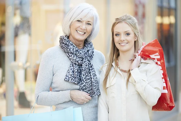 Mãe e filha adulta no shopping — Fotografia de Stock