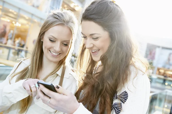 Friends Looking At Mobile Phone — Stock Photo, Image